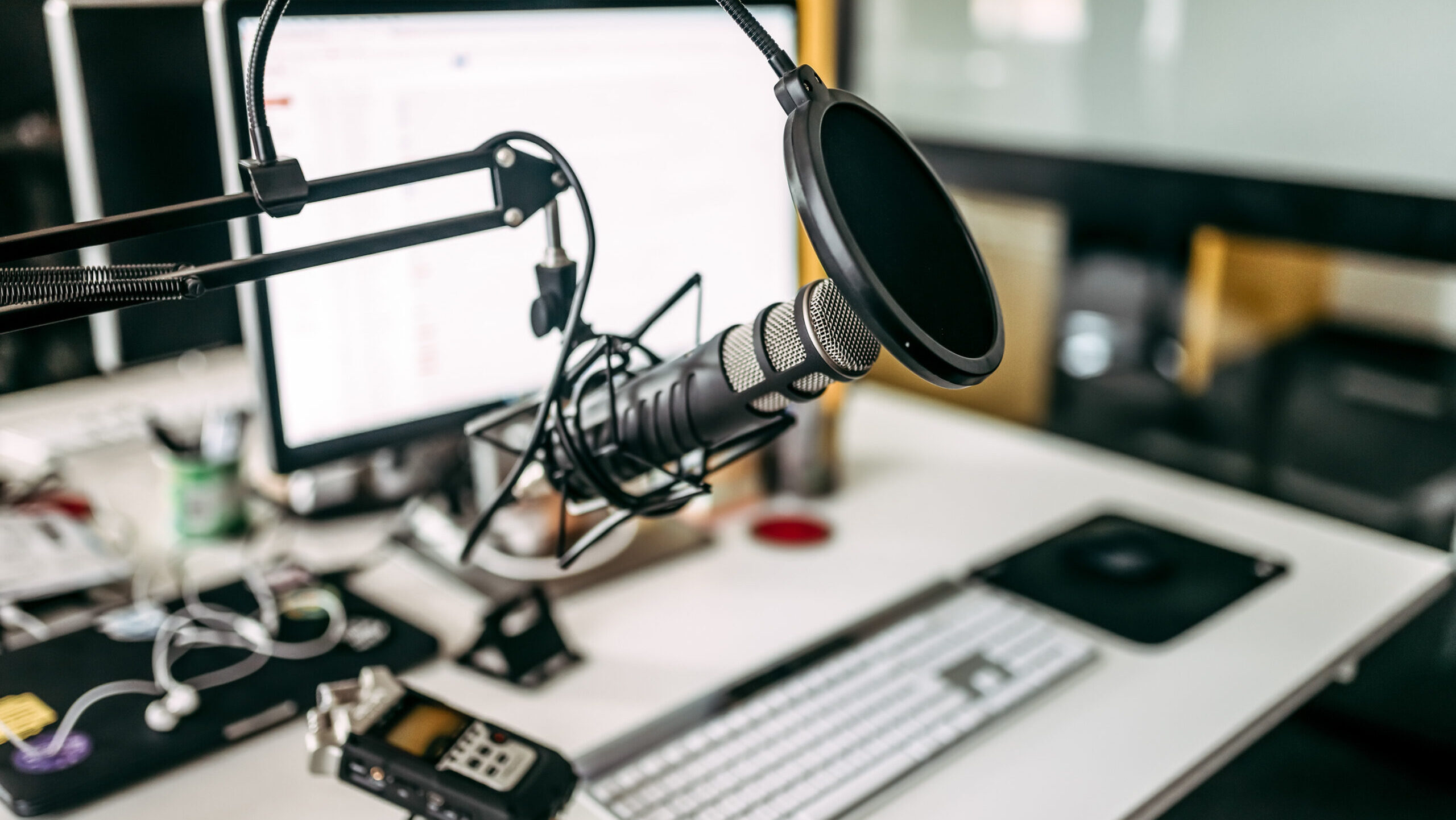 Microphone and computer in the recording studio